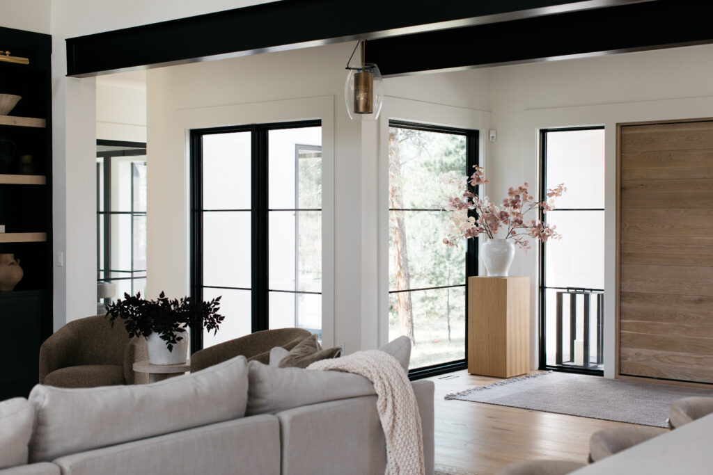 Fall decorating ideas for neutral living room space.